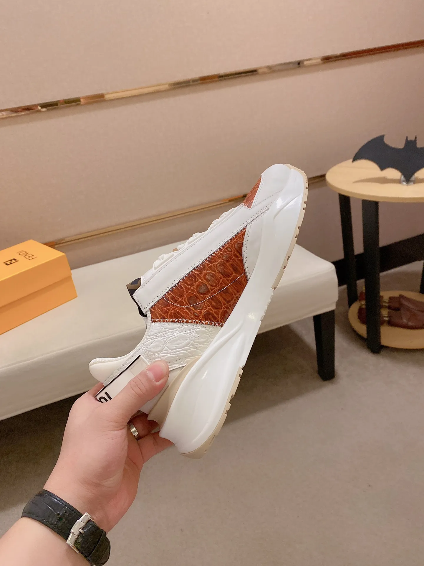 Men's shoes💰: 540💰(Higher version) [Fendi] Fendi's latest casual shoes for men! Available at counters simultaneously! A one-to-one replica of the original. The surface is made entirely of imported first-layer calfskin with crocodile pattern, the interior is made of first-layer water-dyed cowhide, and the original factory-supplied rubber outsole. Leading new fashion concepts. Matching code: 38-44 (45 can be customized)